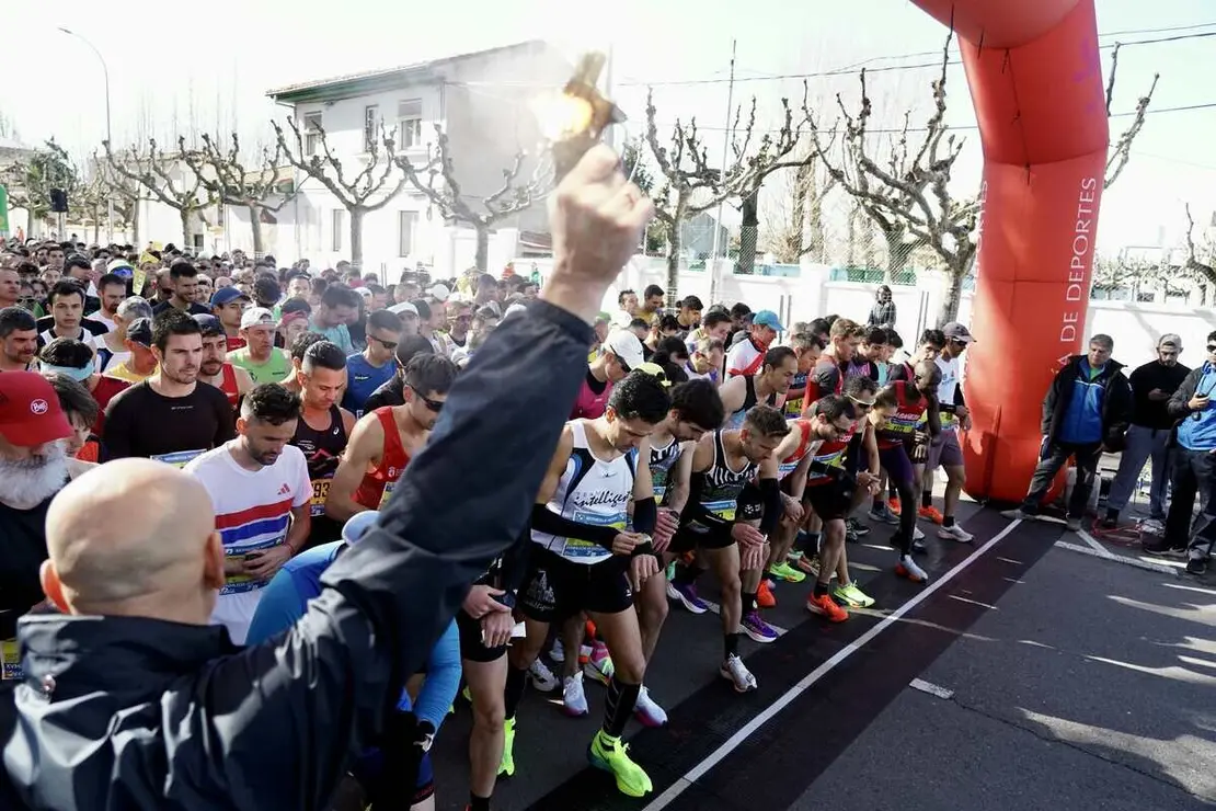El alcalde de León, José Antonio Diez, participa en la salida de la XV Media Maratón Ciudad de León. Foto: Campillo.