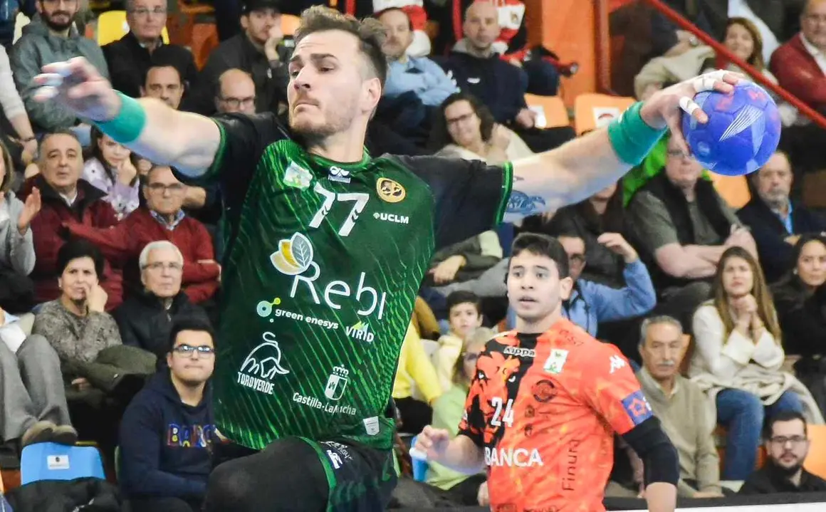El conjunto marista dominó buena parte del encuentro ante el Rebi Balonmano Cuenca y mostró su solidez en ambos lados de la cancha hasta el empate final.