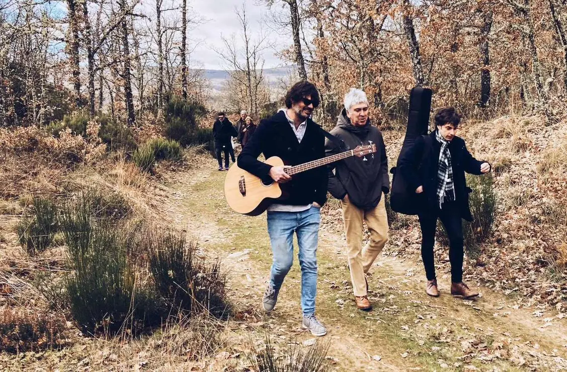 La Fundación Club 45 de Alejandro Diez Garín regala a sus visitantes paseos por la campiña de La Maragatería guitarra en mano. Las imágenes han sido realizadas por Mary Wilson para la propia fundación.