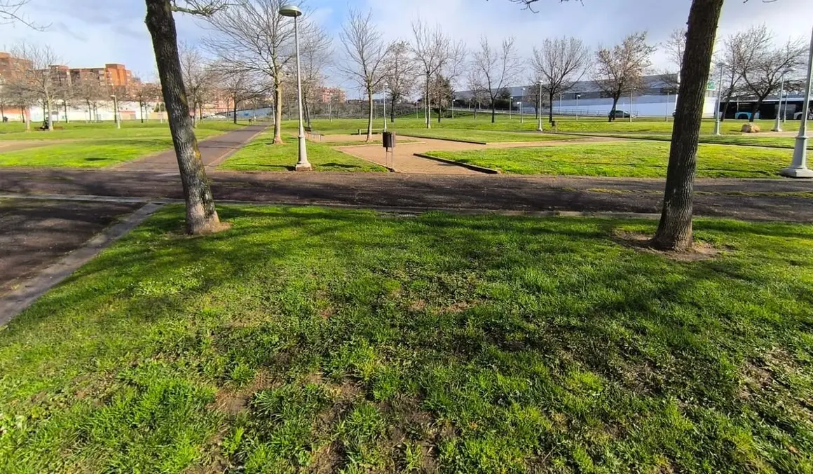 UPL solicita al equipo de gobierno que mejore los caminos que se forman en los jardines por el paso natural de los ciudadanos.