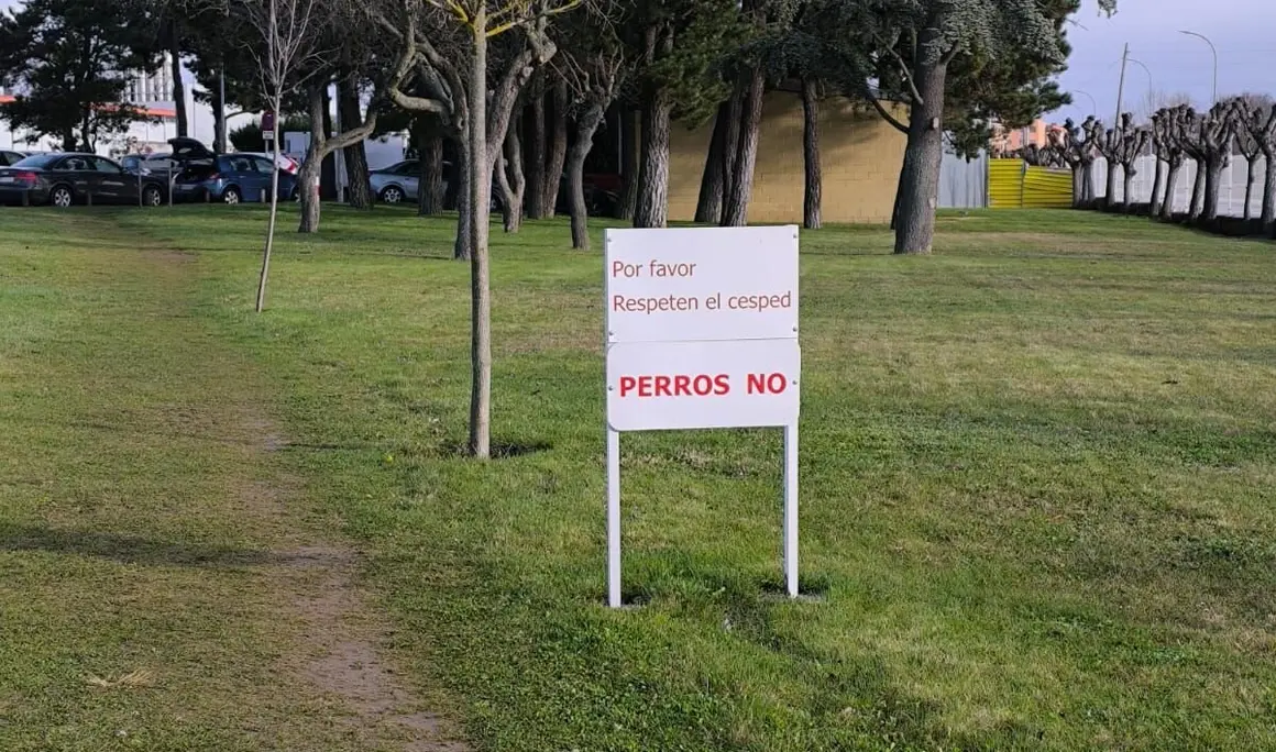 UPL solicita al equipo de gobierno que mejore los caminos que se forman en los jardines por el paso natural de los ciudadanos.