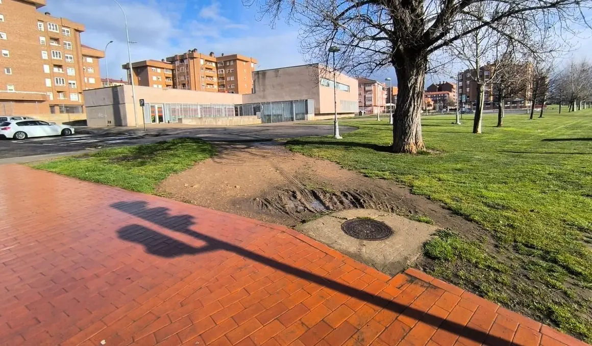 UPL solicita al equipo de gobierno que mejore los caminos que se forman en los jardines por el paso natural de los ciudadanos.