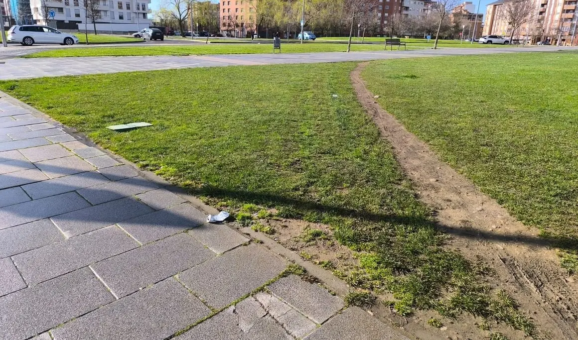 UPL solicita al equipo de gobierno que mejore los caminos que se forman en los jardines por el paso natural de los ciudadanos.