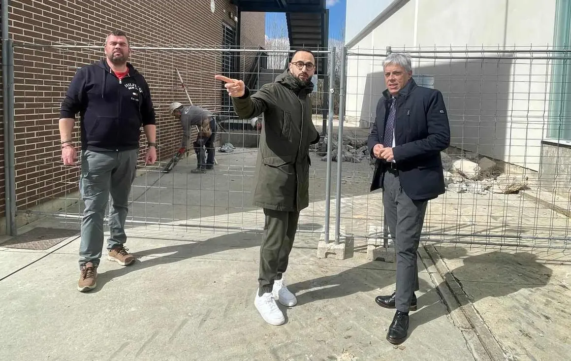 El delegado territorial de la Junta en León, Eduardo Diego, ha respondido a la invitación del alcalde de Onzonilla, Diego Lorenzana, y ha visitado el municipio para conocer de primera mano las necesidades del Ayuntamiento, así como las últimas mejoras acometidas con cargo a diferentes convocatorias de ayudas de la Junta de Castilla y León.