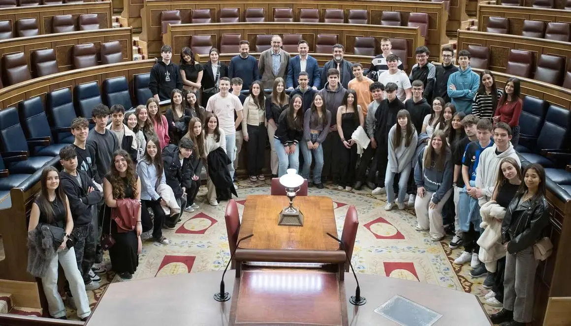 En el marco de las actividades conmemorativas de su 50 aniversario, el Instituto de Educación Secundaria (IES) Vadinia de Cistierna ha realizado esta mañana una visita institucional al Congreso de los Diputados. Esta iniciativa ha permitido al alumnado y profesorado del centro conocer de cerca el funcionamiento de una de las principales instituciones democráticas del país.
