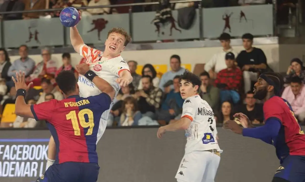 El equipo de Dani Gordo se exprime en la cancha de juego ante un cuadro, el blaugrana, que supo imponer su mayor potencial para llevarse la victoria. Fotos de Isaac Llamazares