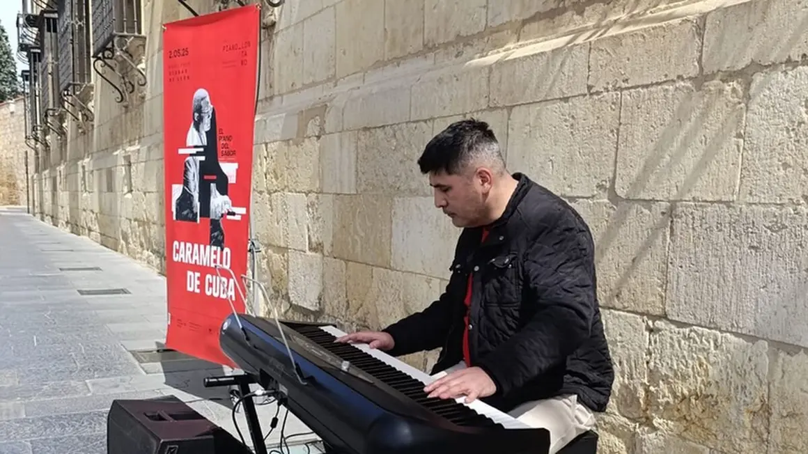 Piano abierto en la Plaza San Marcelo como actividad del ciclo ‘Piano Lontano’.6