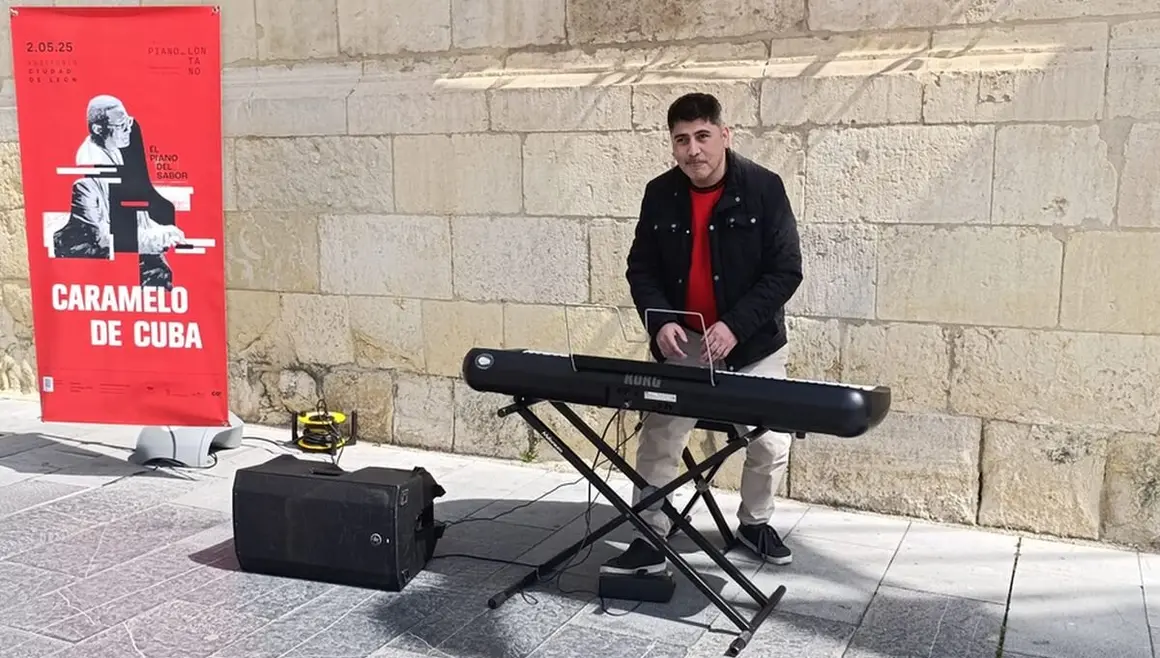 Piano abierto en la Plaza San Marcelo como actividad del ciclo ‘Piano Lontano’.5