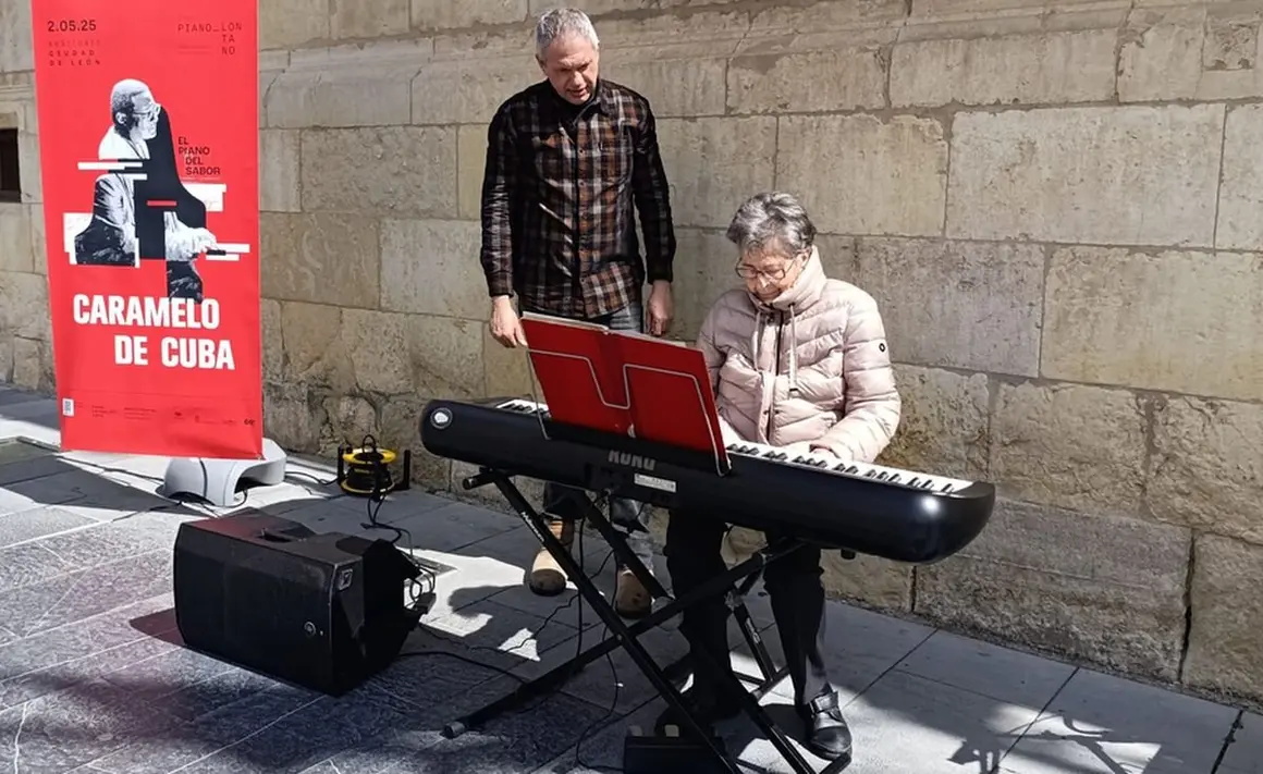 Piano abierto en la Plaza San Marcelo como actividad del ciclo ‘Piano Lontano’.