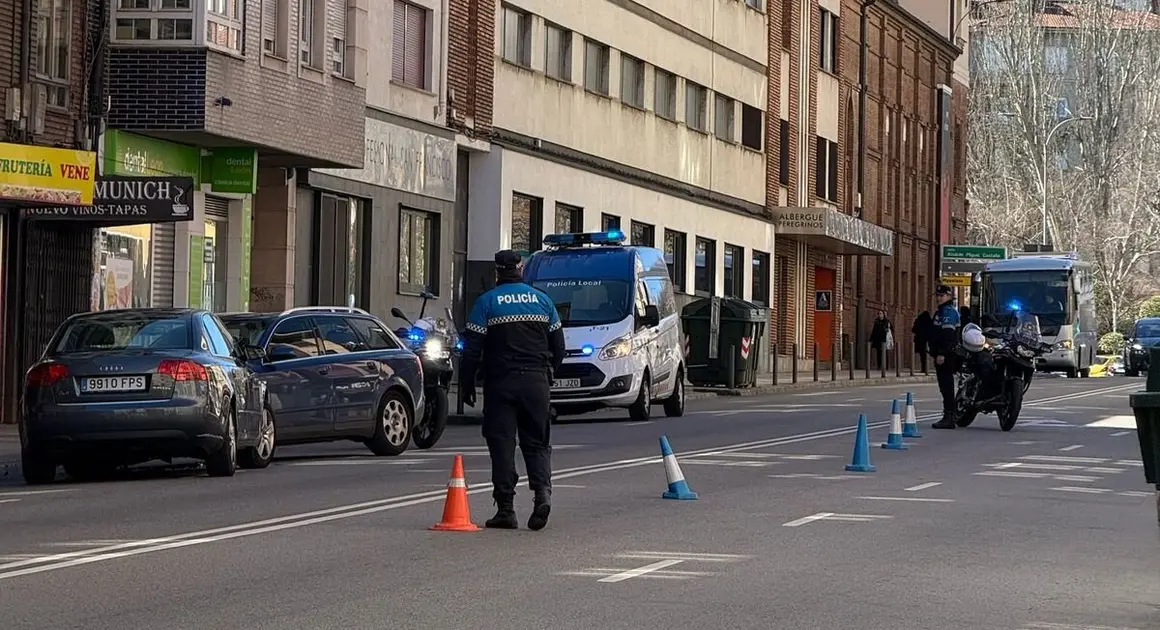 Choque frontal entre dos turismos en Alcalde Miguel Castaño.6