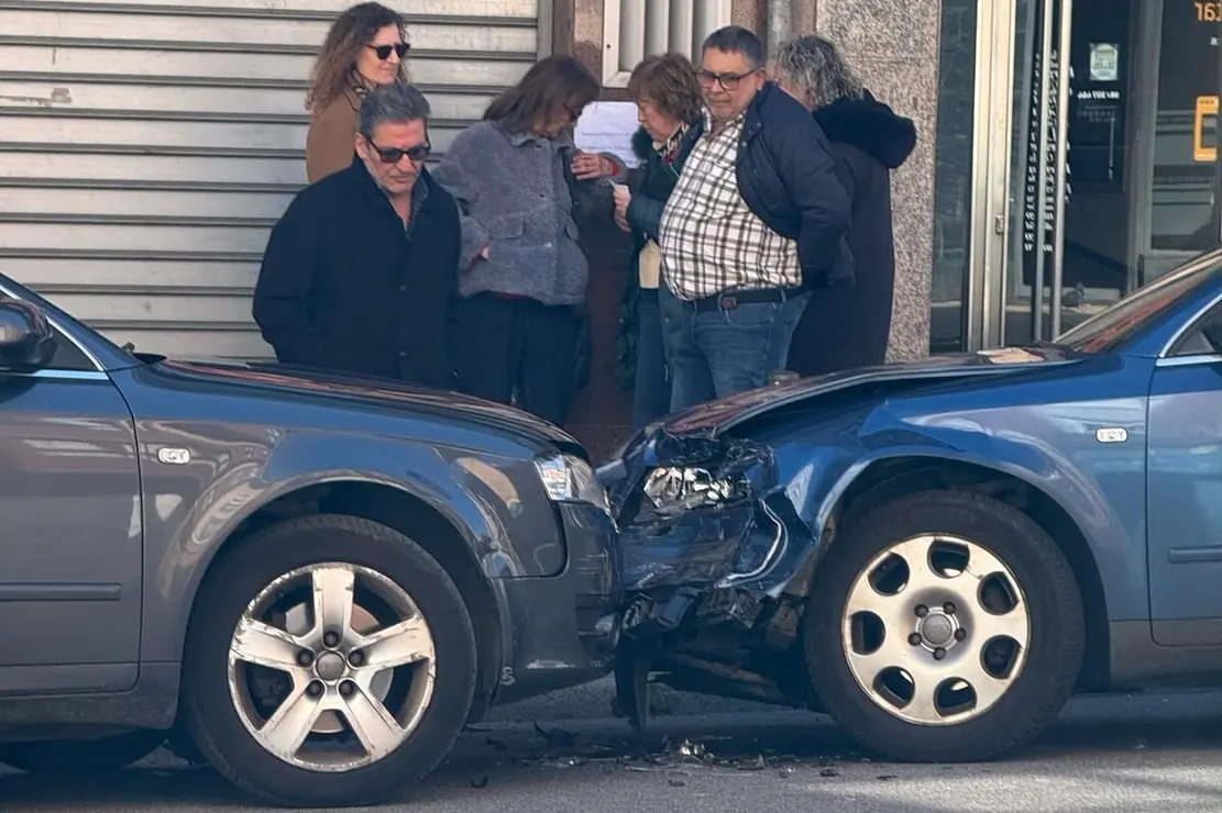 Choque frontal entre dos turismos en Alcalde Miguel Castaño.3