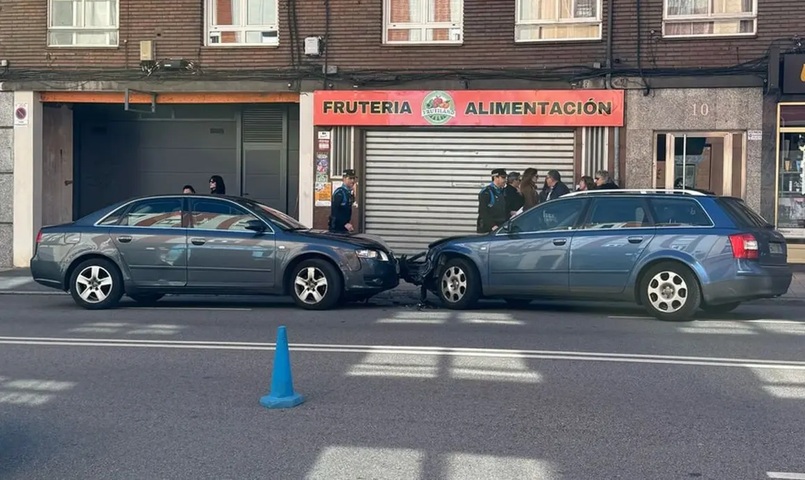 Choque frontal entre dos turisms en Alcalde Miguel Castaño