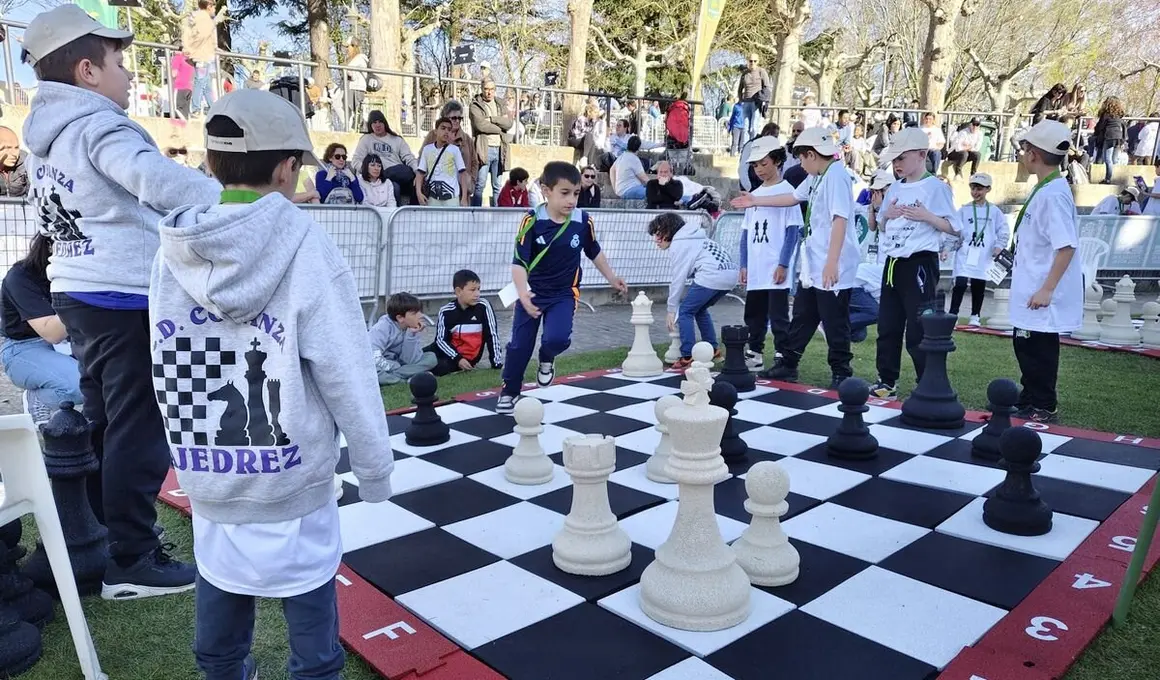 Valencia de Don Juan se convierte en un juego de ajedrez con Pequeños Gigantes.6