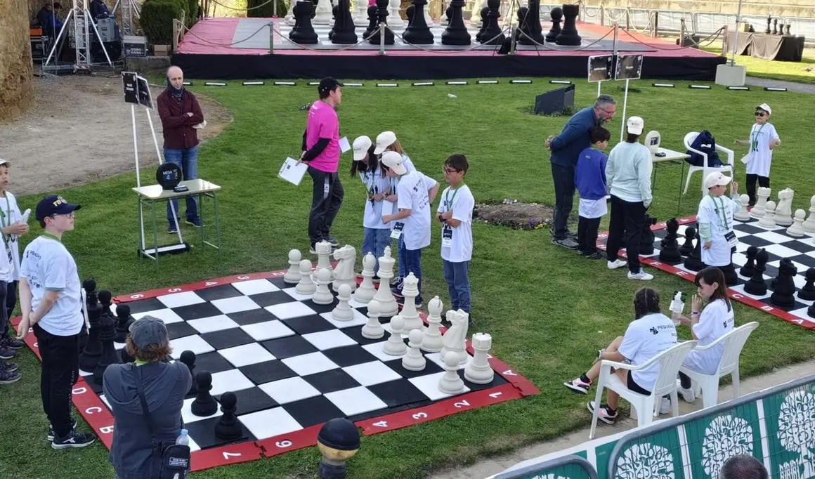 Valencia de Don Juan se convierte en un juego de ajedrez con Pequeños Gigantes.4