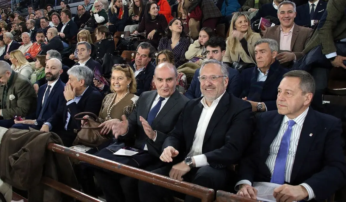 El presidente de las Cortes y de la Fundación de Castilla y León, Carlos Pollán, asiste al concierto ‘El Sonido de la Pasión’, con el subdelegado del Gobierno, Héctor Alaiz; el delegado Territorial, Eduardo Diego y el Procurador del Común, Tomás Quintana