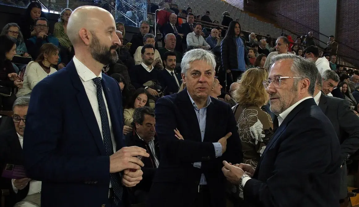 El presidente de las Cortes y de la Fundación de Castilla y León, Carlos Pollán, asiste al concierto ‘El Sonido de la Pasión’, con el subdelegado del Gobierno, Héctor Alaiz; el delegado Territorial, Eduardo Diego y el Procurador del Común, Tomás Quintana