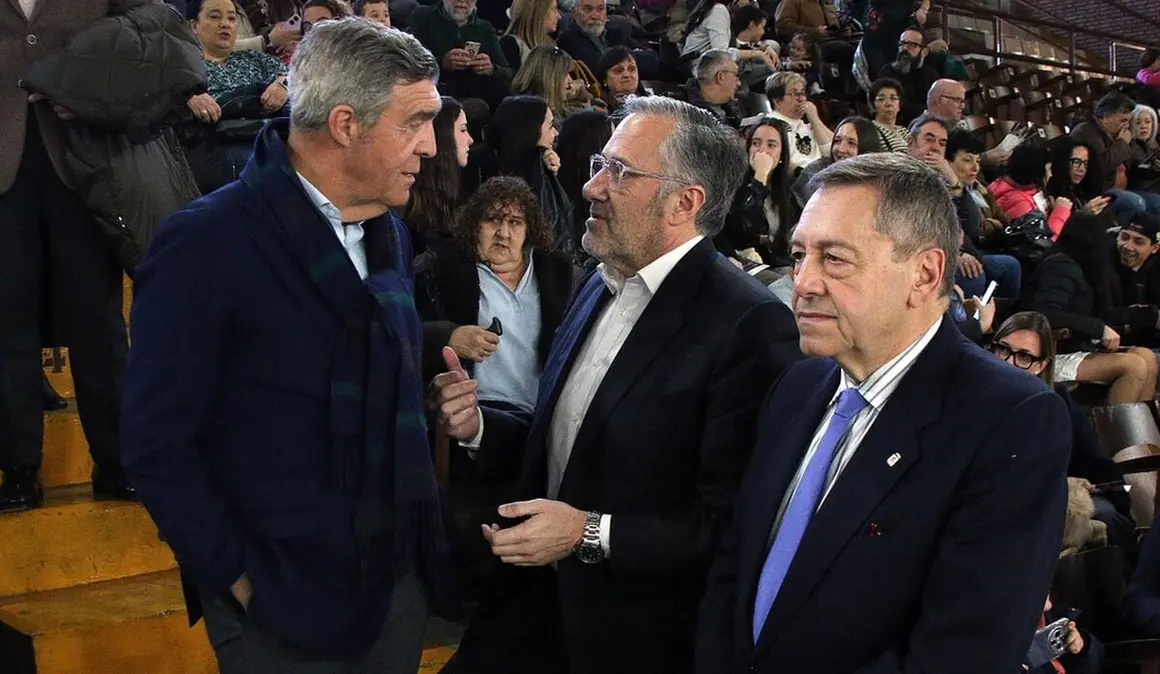 El presidente de las Cortes y de la Fundación de Castilla y León, Carlos Pollán, asiste al concierto ‘El Sonido de la Pasión’, con el subdelegado del Gobierno, Héctor Alaiz; el delegado Territorial, Eduardo Diego y el Procurador del Común, Tomás Quintana