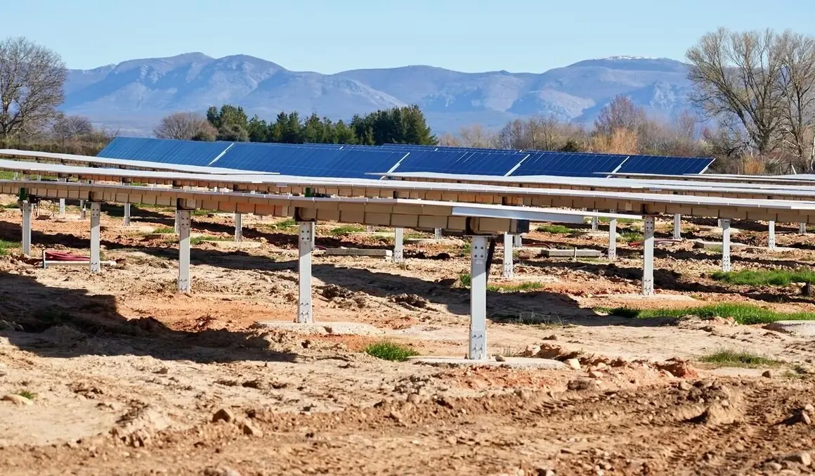 La consejera de Agricultura, Ganadería y Desarrollo Rural, María González Corral, visita las obras de modernización del regadío en Llamas de la Ribera (León)