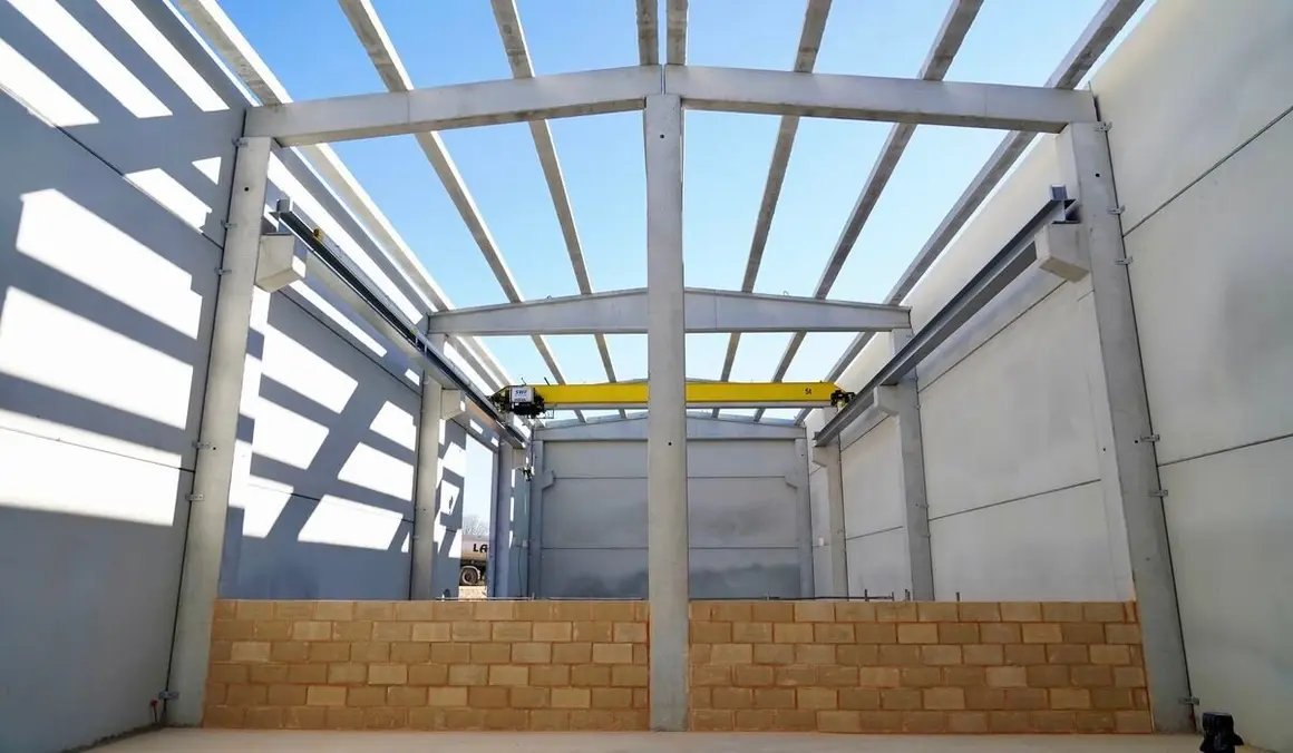 La consejera de Agricultura, Ganadería y Desarrollo Rural, María González Corral, visita las obras de modernización del regadío en Llamas de la Ribera (León)