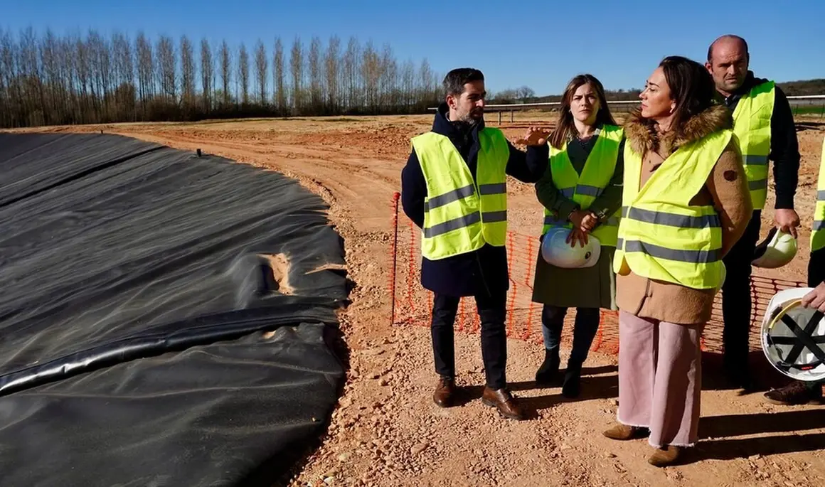 La consejera de Agricultura, Ganadería y Desarrollo Rural, María González Corral, visita las obras de modernización del regadío en Llamas de la Ribera (León)
