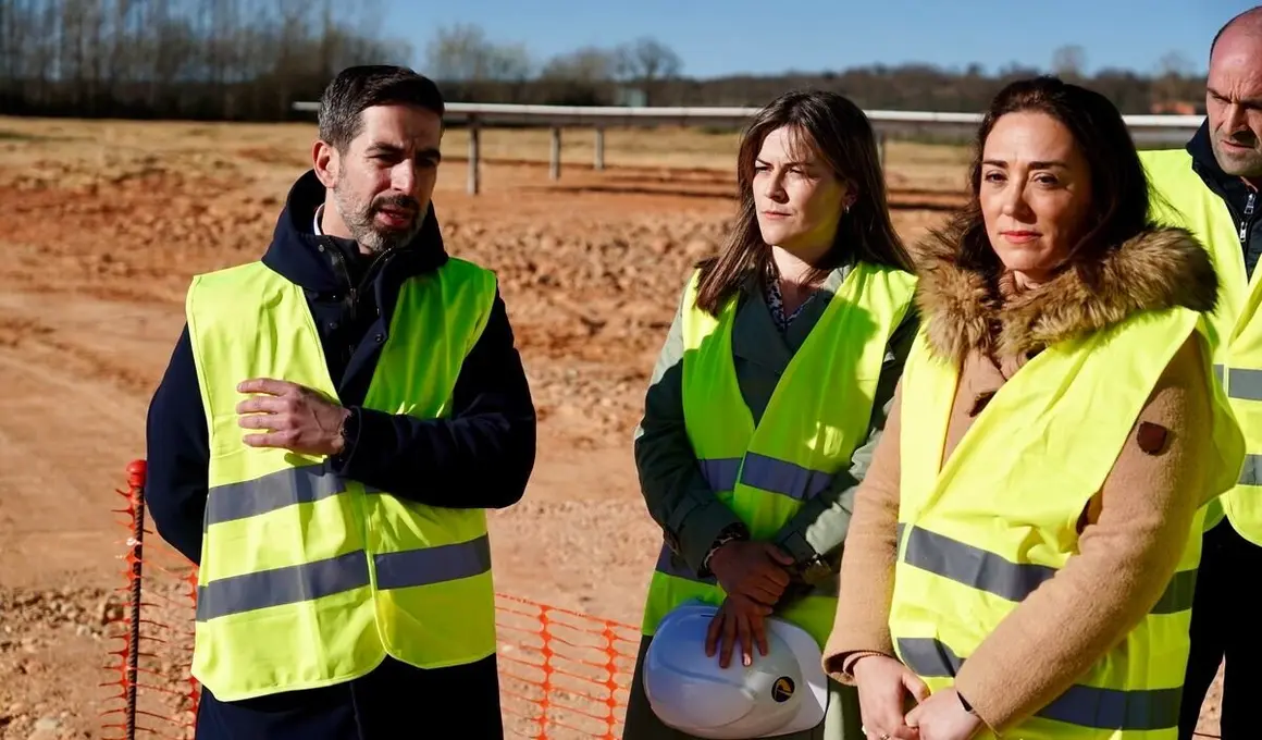 La consejera de Agricultura, Ganadería y Desarrollo Rural, María González Corral, visita las obras de modernización del regadío en Llamas de la Ribera (León)