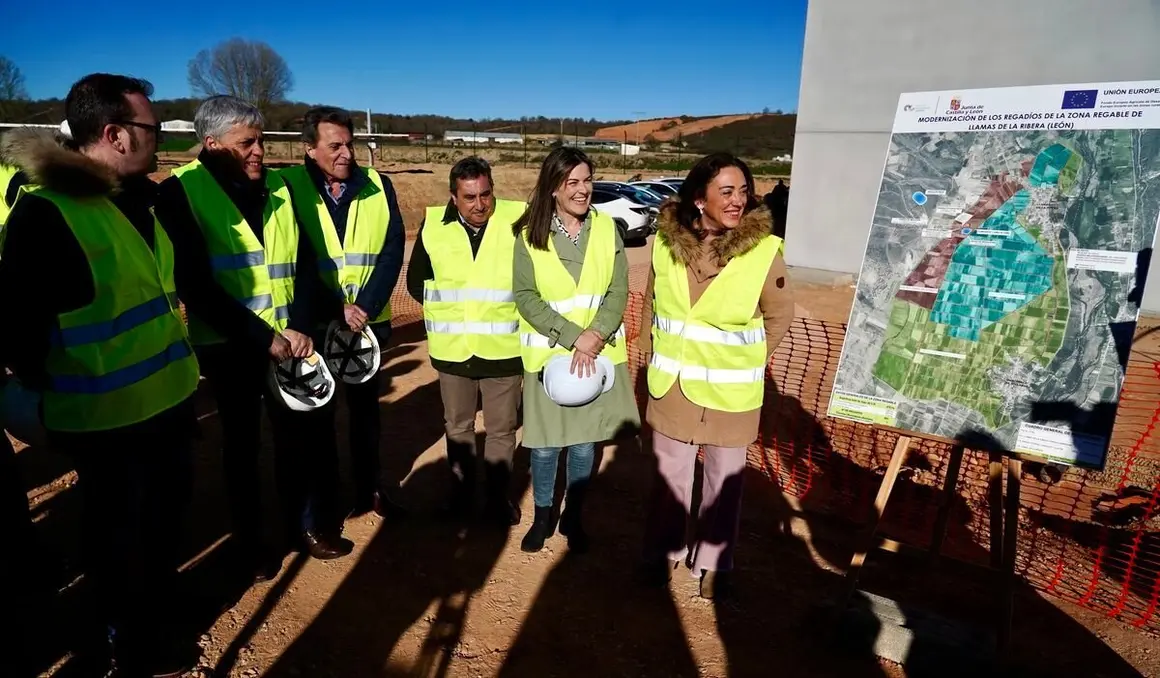La consejera de Agricultura, Ganadería y Desarrollo Rural, María González Corral, visita las obras de modernización del regadío en Llamas de la Ribera (León)
