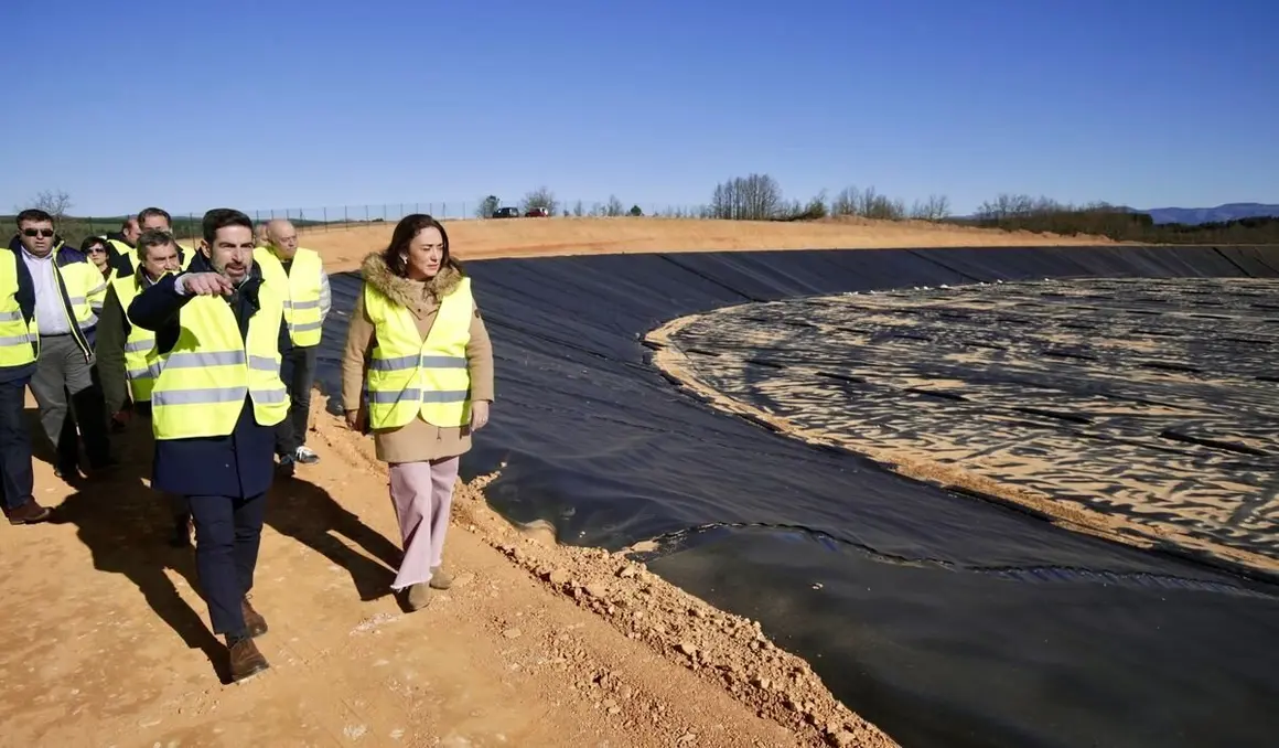 La consejera de Agricultura, Ganadería y Desarrollo Rural, María González Corral, visita las obras de modernización del regadío en Llamas de la Ribera (León)