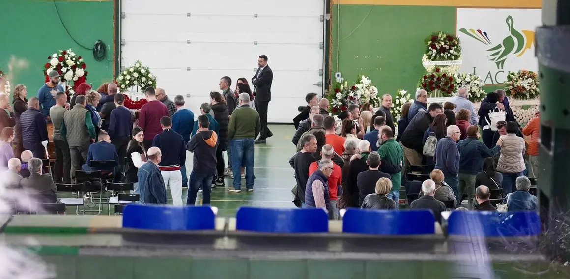 El silencio, únicamente interrumpido por el llanto, se apoderó este martes del municipio leonés de Villablino para velar la memoria de Jorge Carro, Iban Radio, Amadeo Bernabé y Rubén Souto, los cuatro mineros lacianiegos con edades comprendidas ente los 32 y los 54 años a los que, junto a David Álvarez de Torre del Bierzo, les sorprendió la muerte en la mañana de este lunes de la mano una explosión de grisú en la explotación minera de Cerredo, en el concejo asturiano de Degaña. Fotos: Campillo