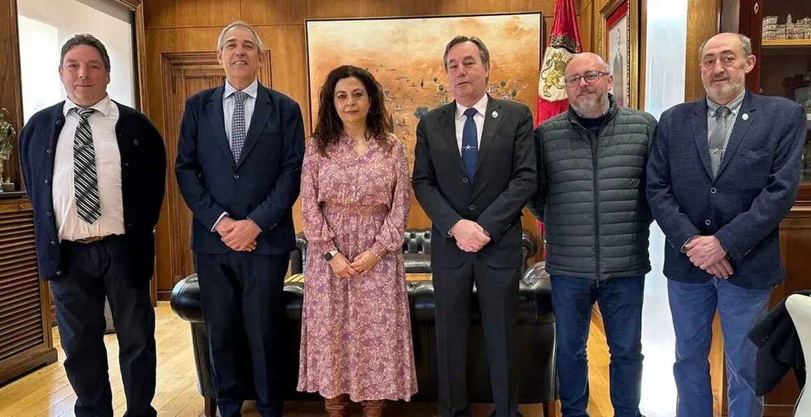 Reunión del Ayuntamiento de León con la Cofradía del Santo Cristo del Perdón.