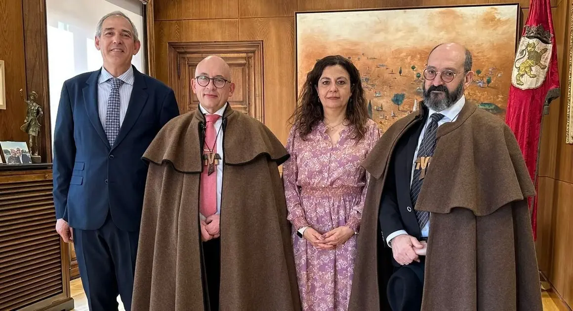 Reunión del Ayuntamiento de León con la Cofradía del Santísimo Cristo de la Expiración y del Silencio.