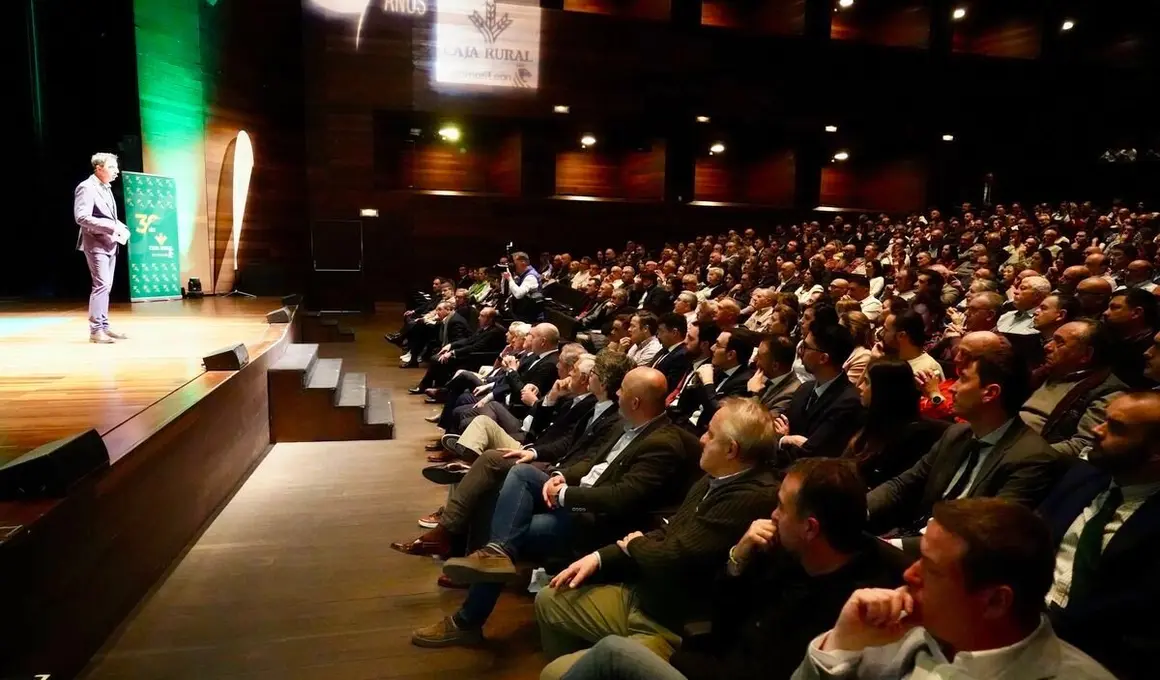 El divulgador tecnológico y economista Marc Vidal analiza la situación económica actual junto al subdirector del Diario de León, Marco Romero, en un acto organizado con motivo del 30 aniversario de Caja Rural en León