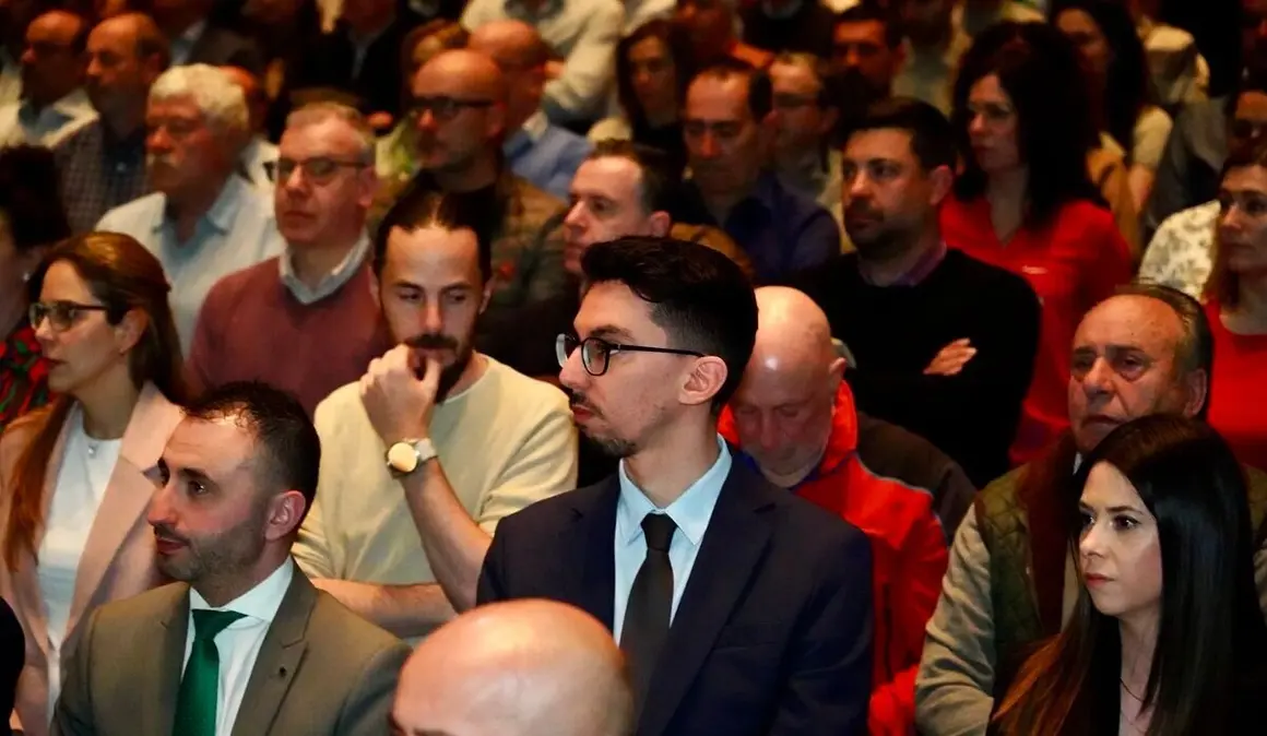 El divulgador tecnológico y economista Marc Vidal analiza la situación económica actual junto al subdirector del Diario de León, Marco Romero, en un acto organizado con motivo del 30 aniversario de Caja Rural en León