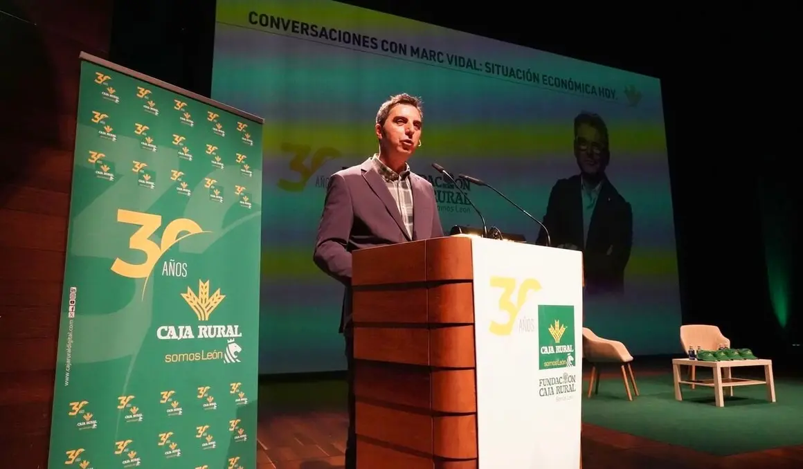 El divulgador tecnológico y economista Marc Vidal analiza la situación económica actual junto al subdirector del Diario de León, Marco Romero, en un acto organizado con motivo del 30 aniversario de Caja Rural en León