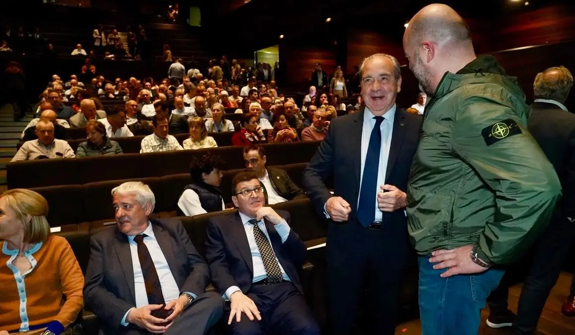 El divulgador tecnológico y economista Marc Vidal analiza la situación económica actual junto al subdirector del Diario de León, Marco Romero, en un acto organizado con motivo del 30 aniversario de Caja Rural en León