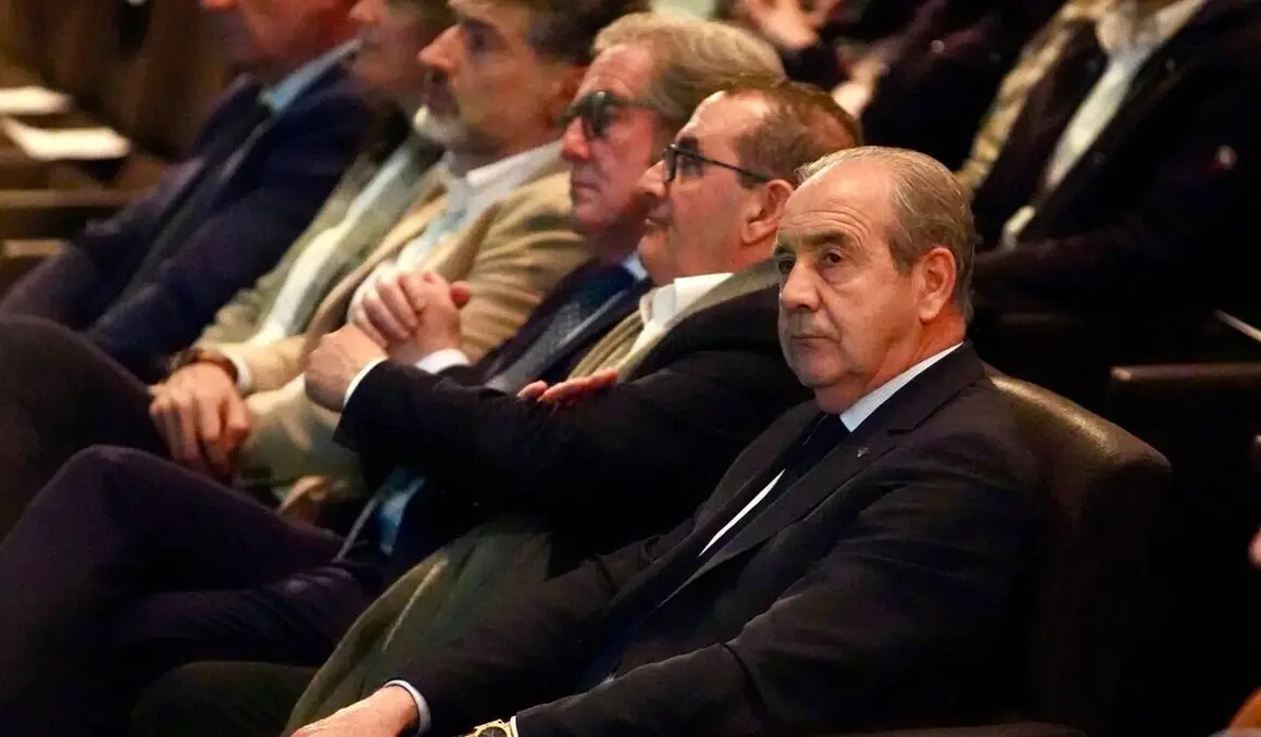El divulgador tecnológico y economista Marc Vidal analiza la situación económica actual junto al subdirector del Diario de León, Marco Romero, en un acto organizado con motivo del 30 aniversario de Caja Rural en León