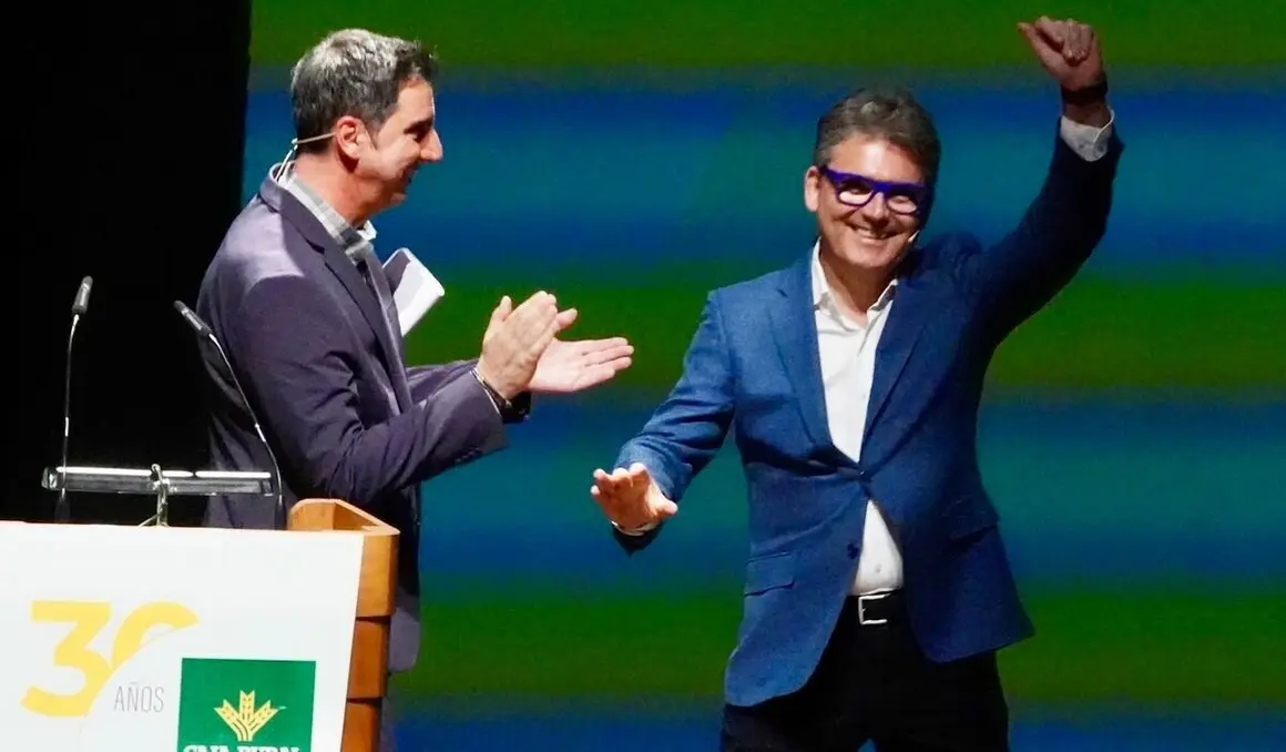 El divulgador tecnológico y economista Marc Vidal analiza la situación económica actual junto al subdirector del Diario de León, Marco Romero, en un acto organizado con motivo del 30 aniversario de Caja Rural en León