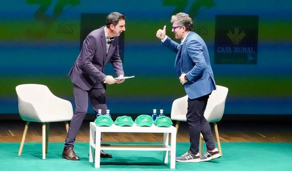 El divulgador tecnológico y economista Marc Vidal analiza la situación económica actual junto al subdirector del Diario de León, Marco Romero, en un acto organizado con motivo del 30 aniversario de Caja Rural en León