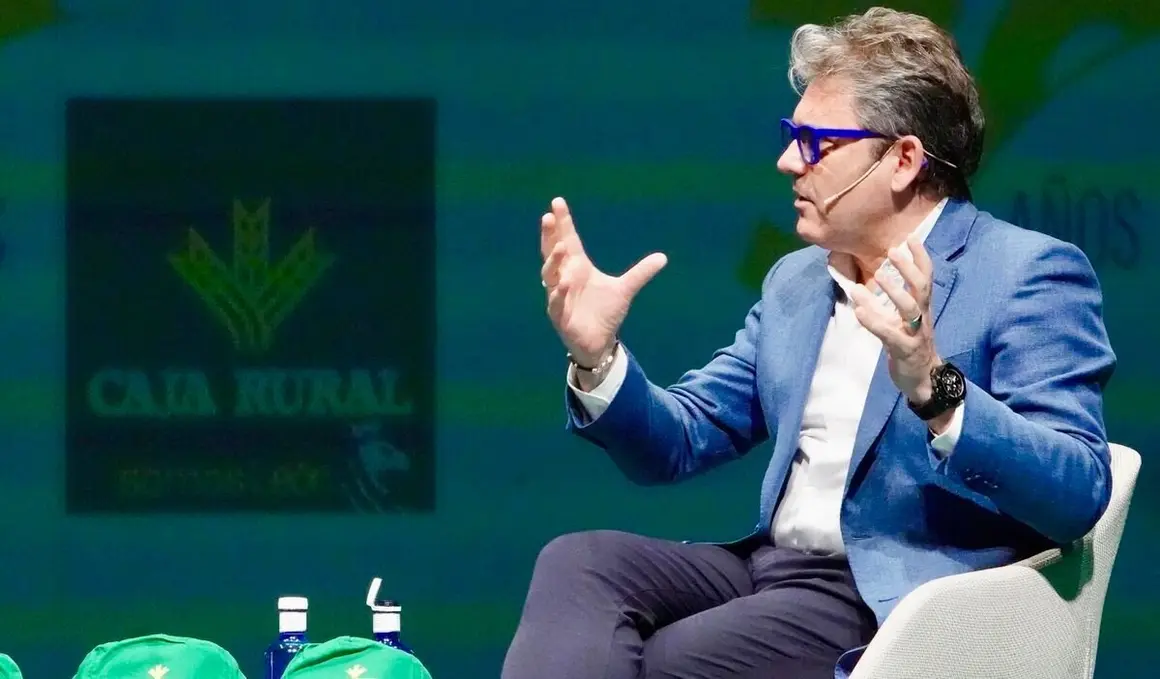 El divulgador tecnológico y economista Marc Vidal analiza la situación económica actual junto al subdirector del Diario de León, Marco Romero, en un acto organizado con motivo del 30 aniversario de Caja Rural en León