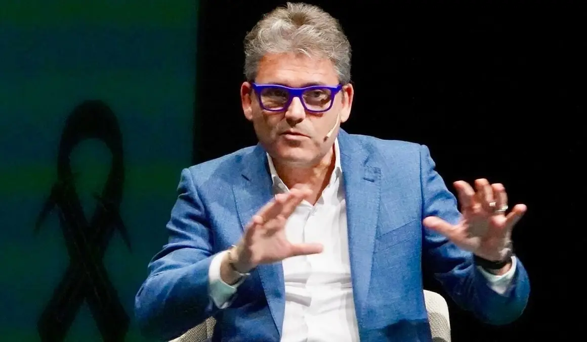 El divulgador tecnológico y economista Marc Vidal analiza la situación económica actual junto al subdirector del Diario de León, Marco Romero, en un acto organizado con motivo del 30 aniversario de Caja Rural en León