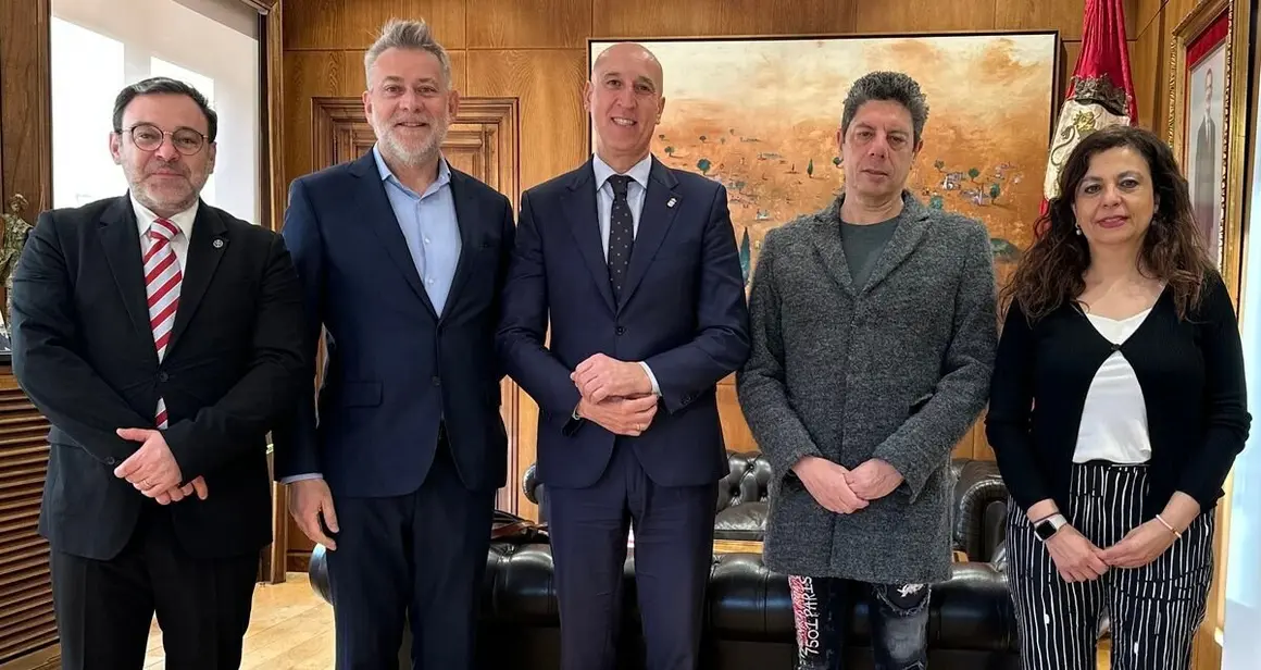 Reunión del Ayuntamiento de León con la Cofradía Santo Cristo del Desenclavo.