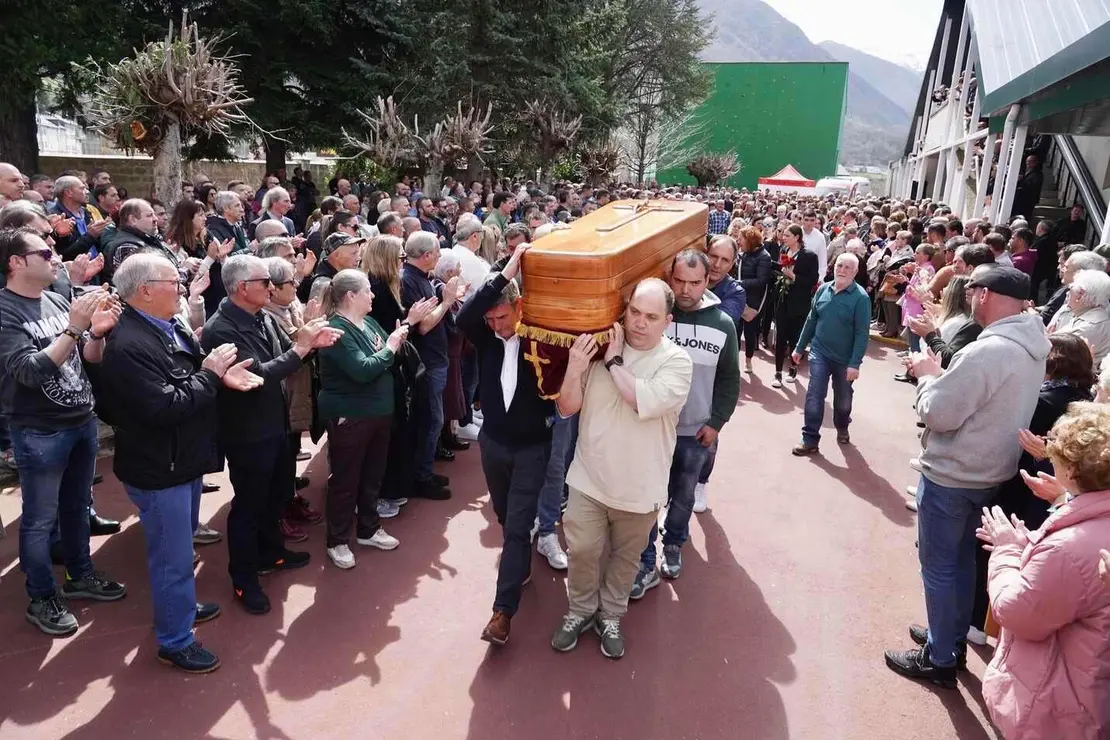 Compañeros, familiares y amigos trasladan el cuerpo de uno de los mineros fallecidos en la mina de Cerredo en Degaña (Asturias). Foto: Campillo