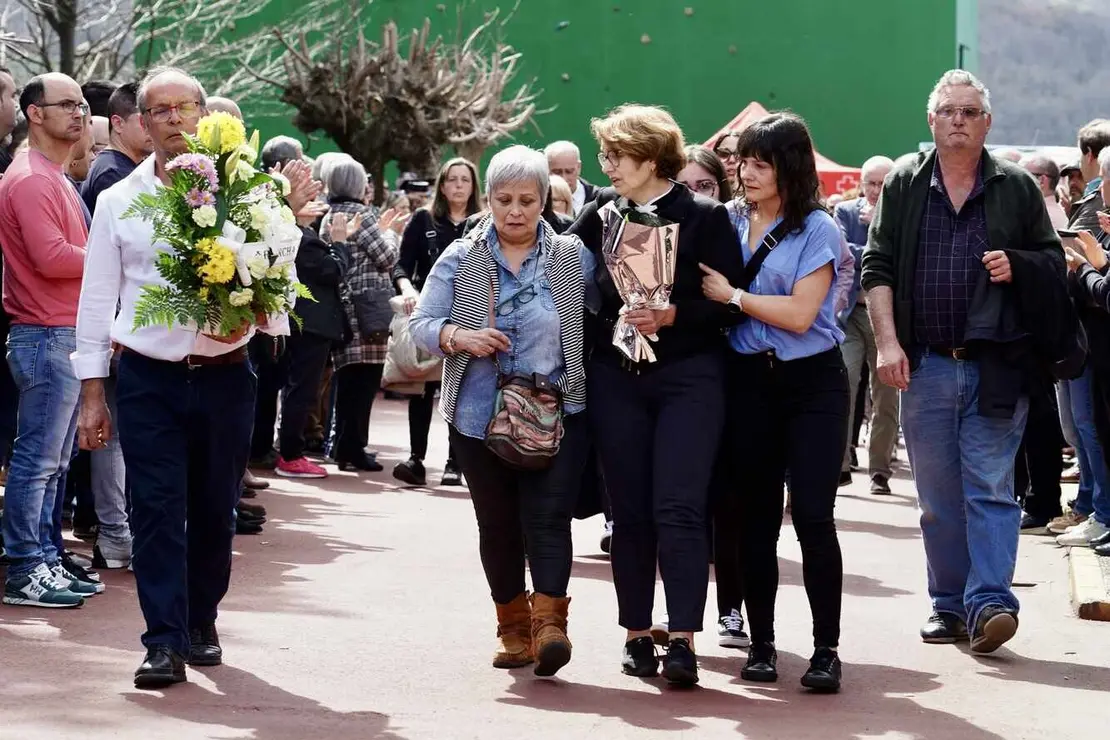 Una vez finalizado el acto religioso a hombros, seguidos de sus familiares y entre aplausos han salido los cuatro féretros del polideportivo de Villablino. Las imágenes rompen el alma. Entre el público se han podido leer pancartas con frases como "Su luz nos guiará para siempre". Fotos: Campillo