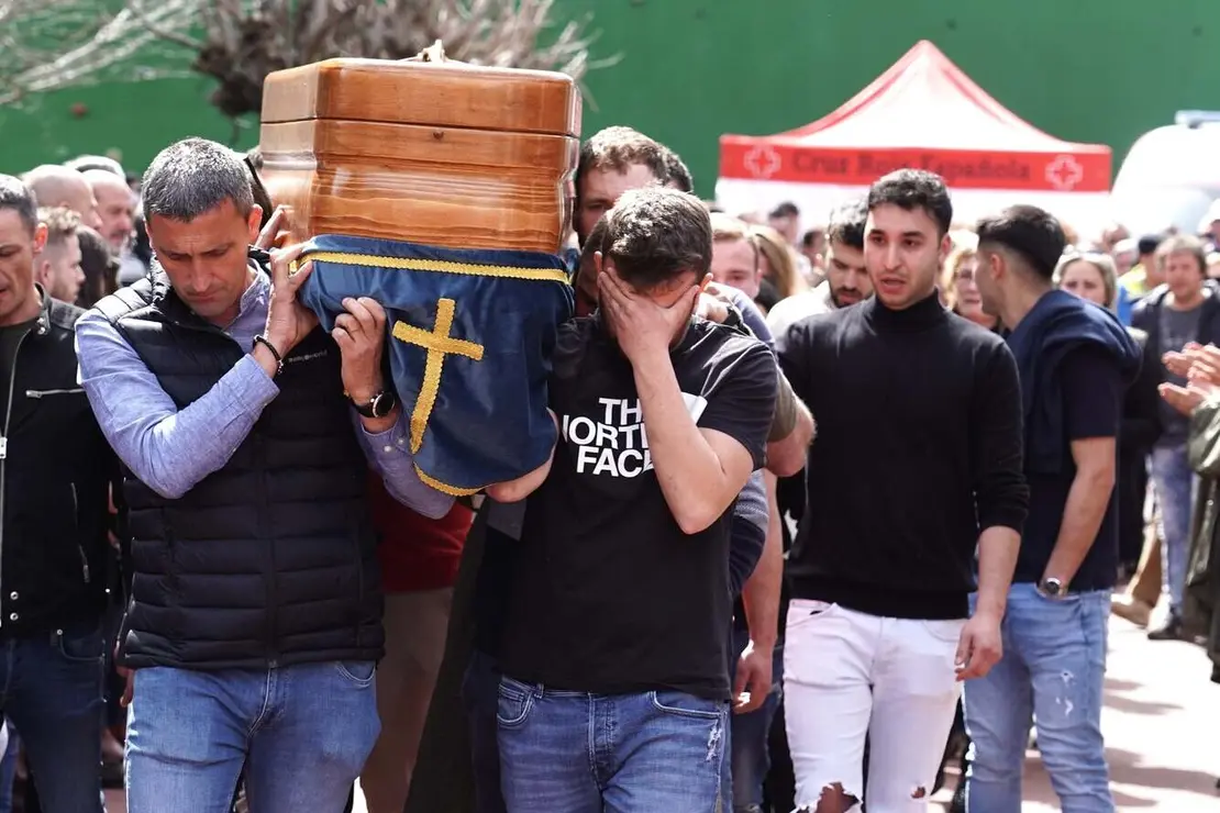 Una vez finalizado el acto religioso a hombros, seguidos de sus familiares y entre aplausos han salido los cuatro féretros del polideportivo de Villablino. Las imágenes rompen el alma. Entre el público se han podido leer pancartas con frases como "Su luz nos guiará para siempre". Fotos: Campillo