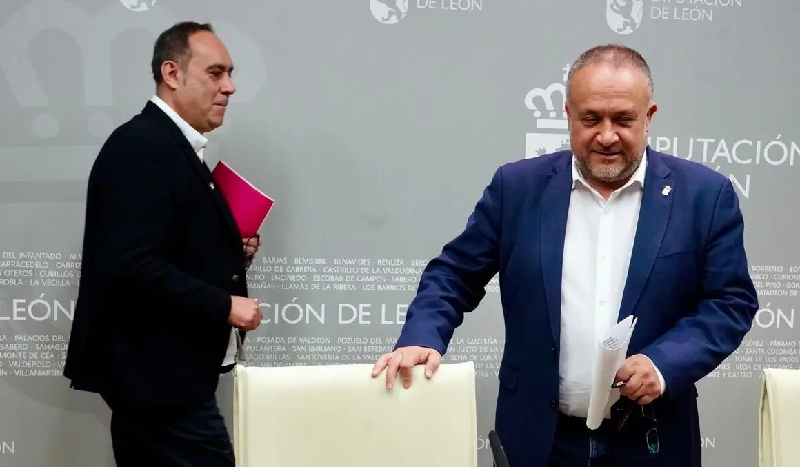 El presidente de la Diputación de León, Gerardo Álvarez Courel, y el vicepresidente Valentín Martínez presentan un nuevo plan de inversiones destinado a los ayuntamientos.