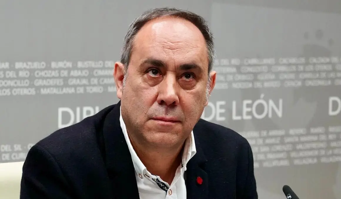 El presidente de la Diputación de León, Gerardo Álvarez Courel, y el vicepresidente Valentín Martínez presentan un nuevo plan de inversiones destinado a los ayuntamientos.