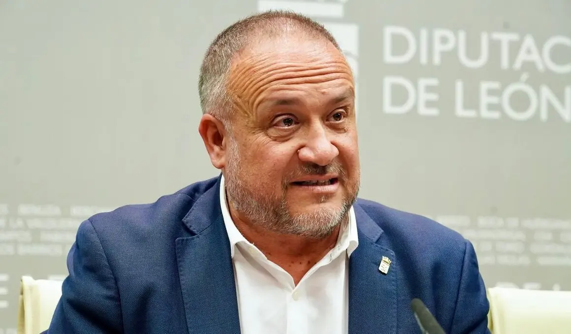 El presidente de la Diputación de León, Gerardo Álvarez Courel, y el vicepresidente Valentín Martínez presentan un nuevo plan de inversiones destinado a los ayuntamientos.