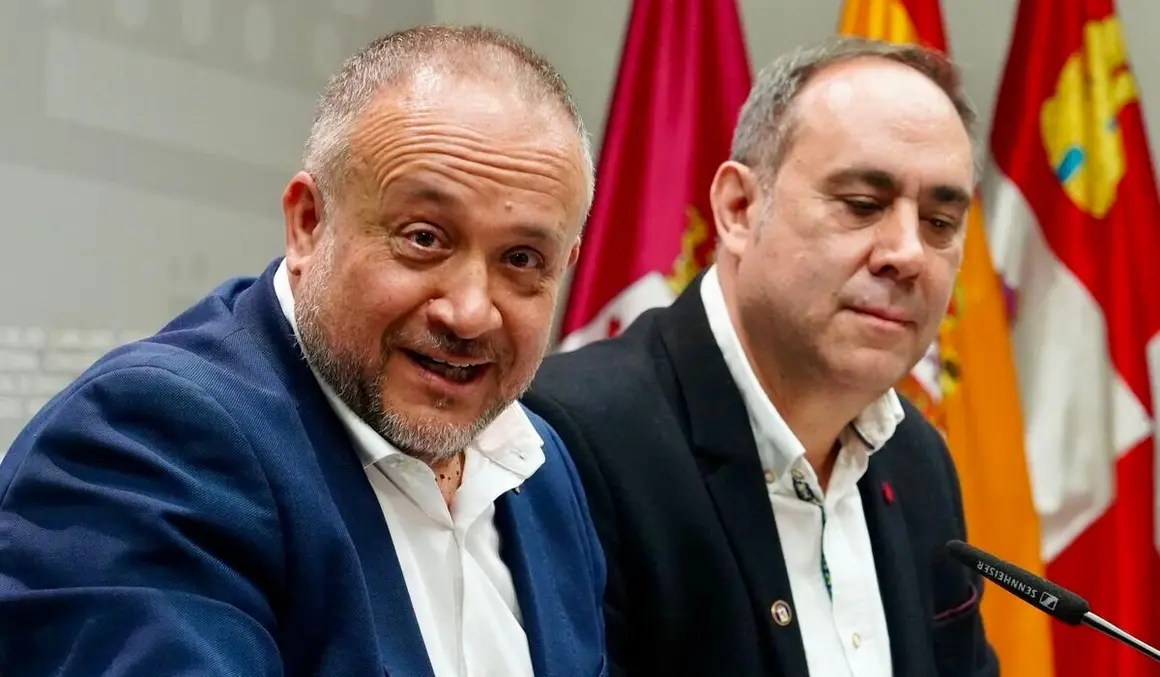 El presidente de la Diputación de León, Gerardo Álvarez Courel, y el vicepresidente Valentín Martínez presentan un nuevo plan de inversiones destinado a los ayuntamientos.