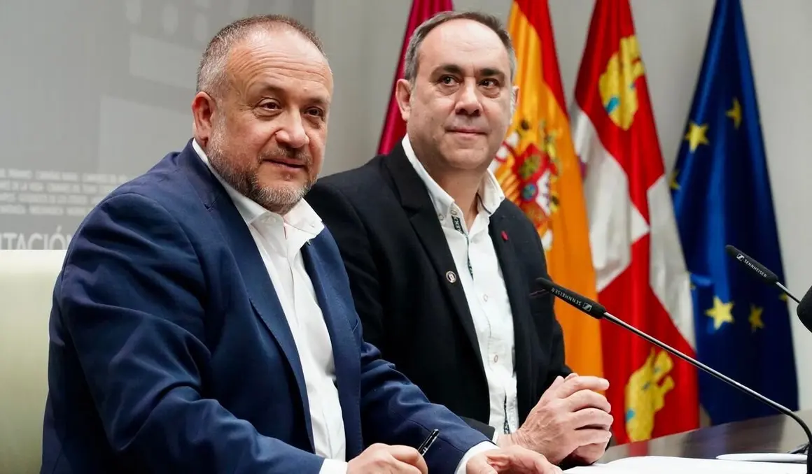 El presidente de la Diputación de León, Gerardo Álvarez Courel, y el vicepresidente Valentín Martínez presentan un nuevo plan de inversiones destinado a los ayuntamientos.