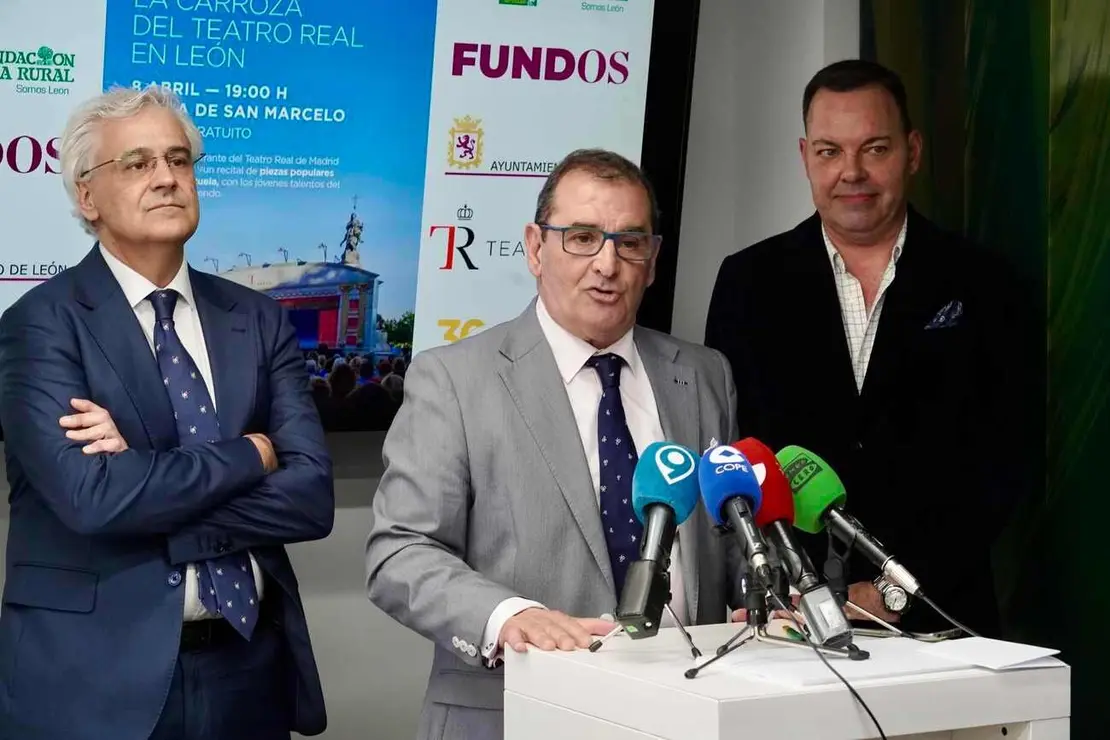 El director de la Fundación Obra Social de Castilla y León, José María Viejo, el director general del Teatro Real, Ignacio García-Beleguer, y el director de Comunicación y Relaciones Internacionales de Caja Rural, Narciso Prieto, presentan la actividad cultural ‘La carroza del Teatro Real’
