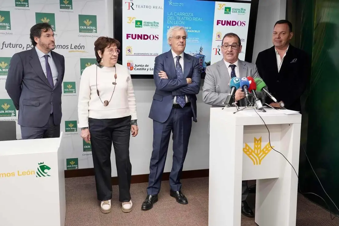 El director de la Fundación Obra Social de Castilla y León, José María Viejo, el director general del Teatro Real, Ignacio García-Beleguer, y el director de Comunicación y Relaciones Internacionales de Caja Rural, Narciso Prieto, presentan la actividad cultural ‘La carroza del Teatro Real’